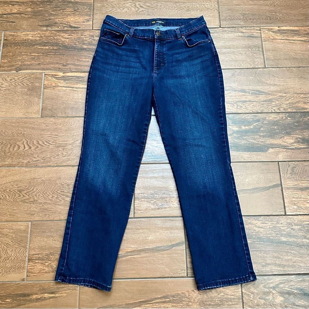 Lee Women's 12S Relaxed Fit Dark Wash Mid Rise Straight Leg Jeans 12 SHORT